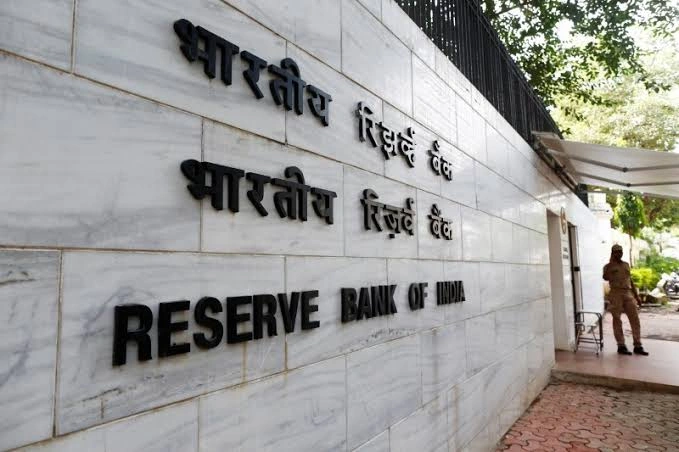 RBI Expected to Hold Interest Rates Despite Global Shift Toward Rate Hikes