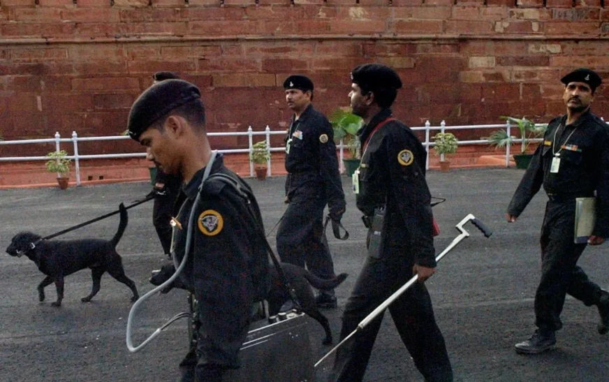 Delhi Terror Alert: Lashkar-e-Taiba Plots IED Blast Near Red Fort, Targets Temples to Avenge Pakistan Mosque Attack