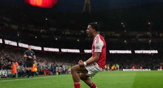 Arsenal Edges Chelsea 2-1, Man United Rises to Third