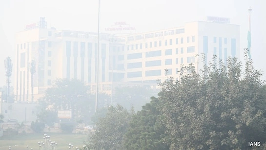 Delhi Wakes to Rare March Fog, Sharp Temperature Drop