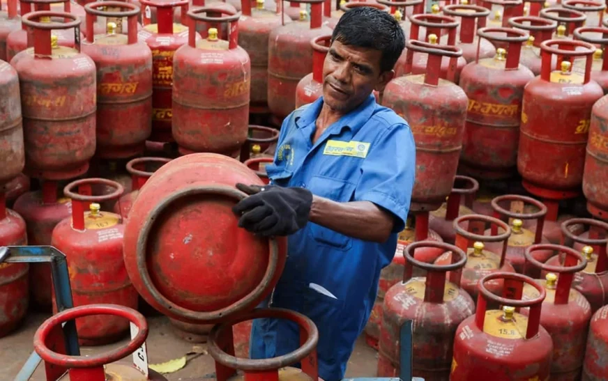 India Mulls Reducing LPG Refill to 10 kg Amid Hormuz Crisis