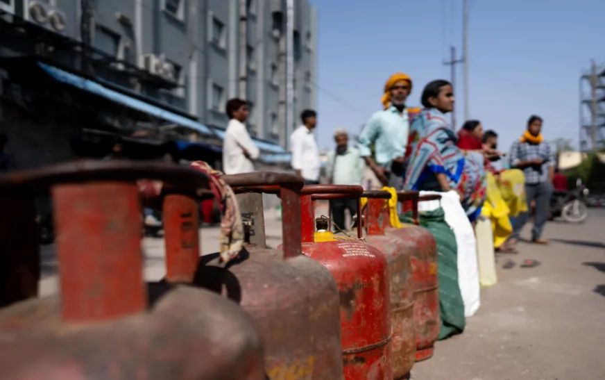 India Cranks Up Output to Cope With Enduring Cooking‑Gas Crisis