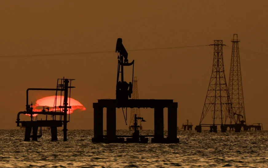 Oil Slips on Hopes of US–Iran Talks, But Risks Remain High