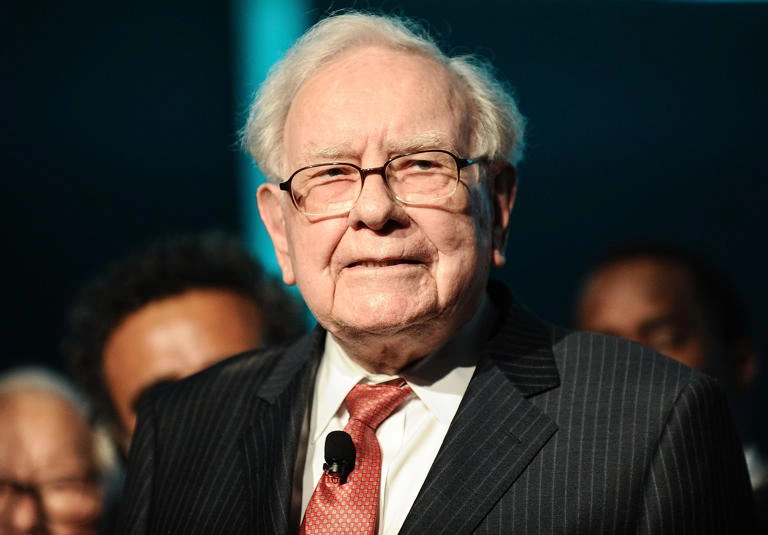 Warren Buffett Tells Tim Cook to “Take a Bow” as Apple’s CEO Gets Surprise Send‑Off at Berkshire’s Annual Meeting