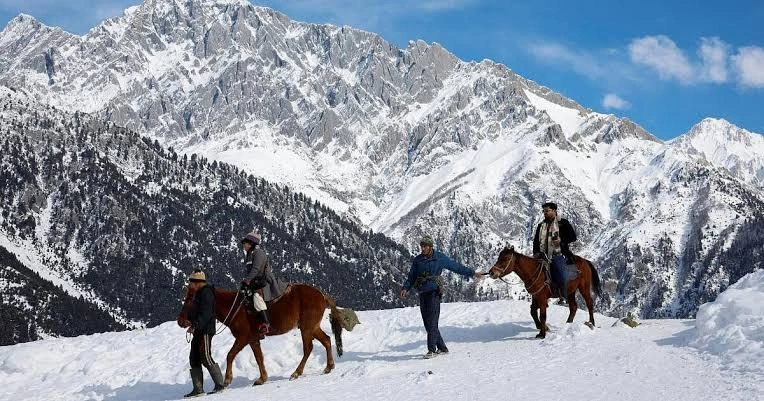  Tharoor Pushes Tourism Revival in Jammu & Kashmir