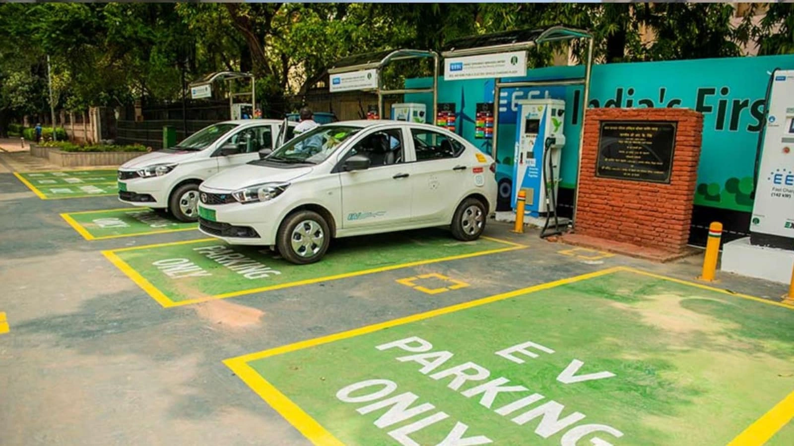 Delhi Approves New EV Policy 2.0: ₹1 Lakh Scrappage Incentive, EV Subsidies and Electric-Only Two-Wheelers by 2028